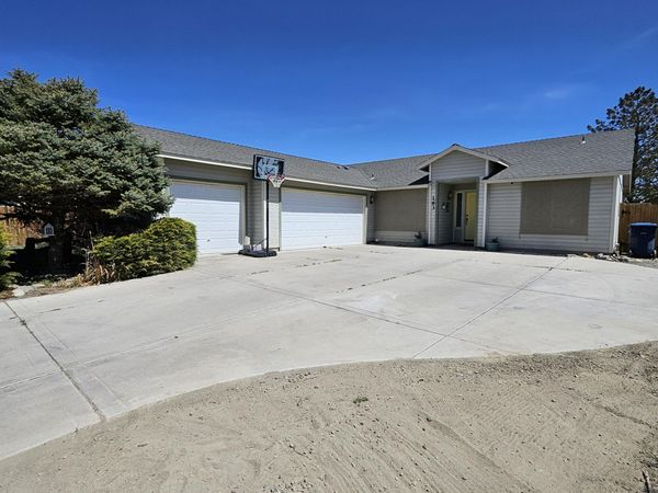 163 Shadow Mountain Drive, Fernley, NV 89408