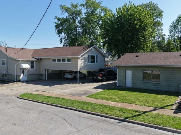 212 Mitchell Street , Benton, IL 62812