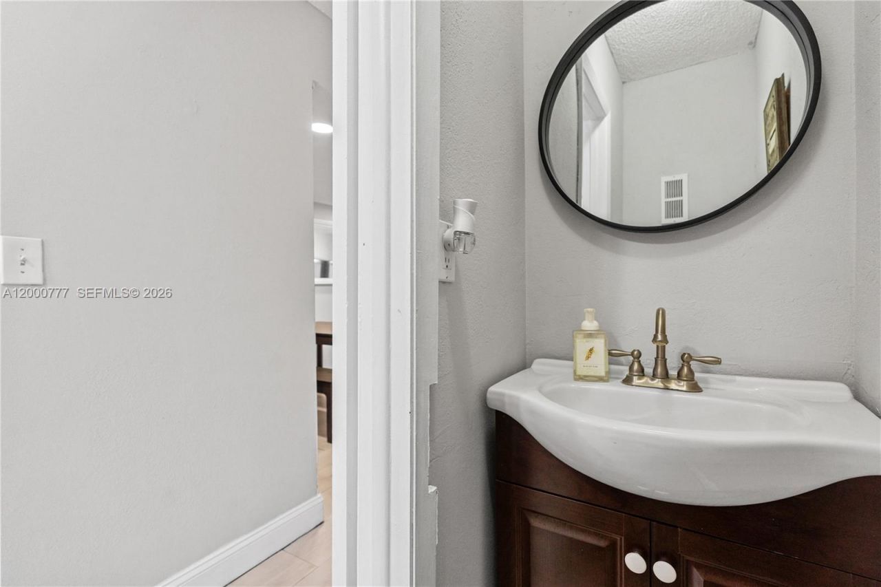 1705 W 57th St, Unit 506, Hialeah, FL 33012 Photo