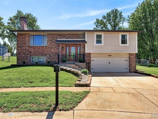 12538 Parkway Acres Court , Maryland Heights, MO 63043