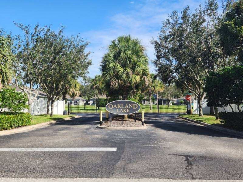 5274 Oakland Lake Circle, Fort Pierce, FL 34951 Photo
