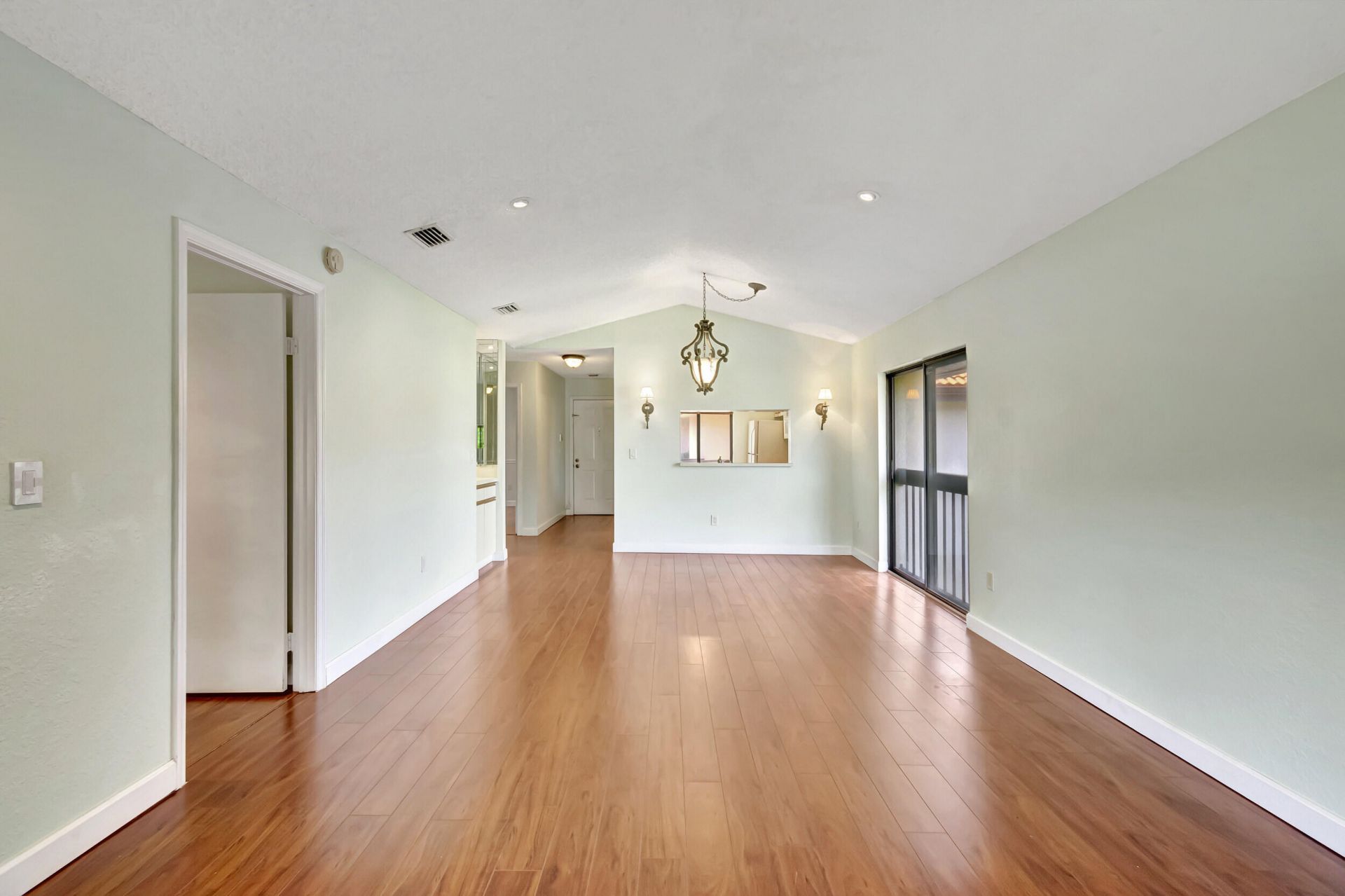 351 Club Circle, Unit 207, Boca Raton, FL 33487 Photo