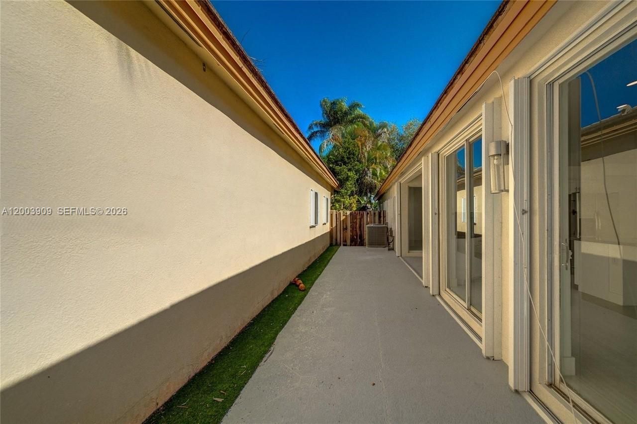 2924 NW 99th Pl , Doral, FL 33172 Photo