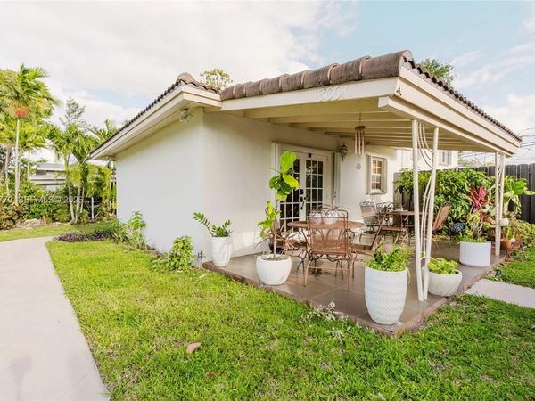 1300 NE 204th St, Miami, FL 33179