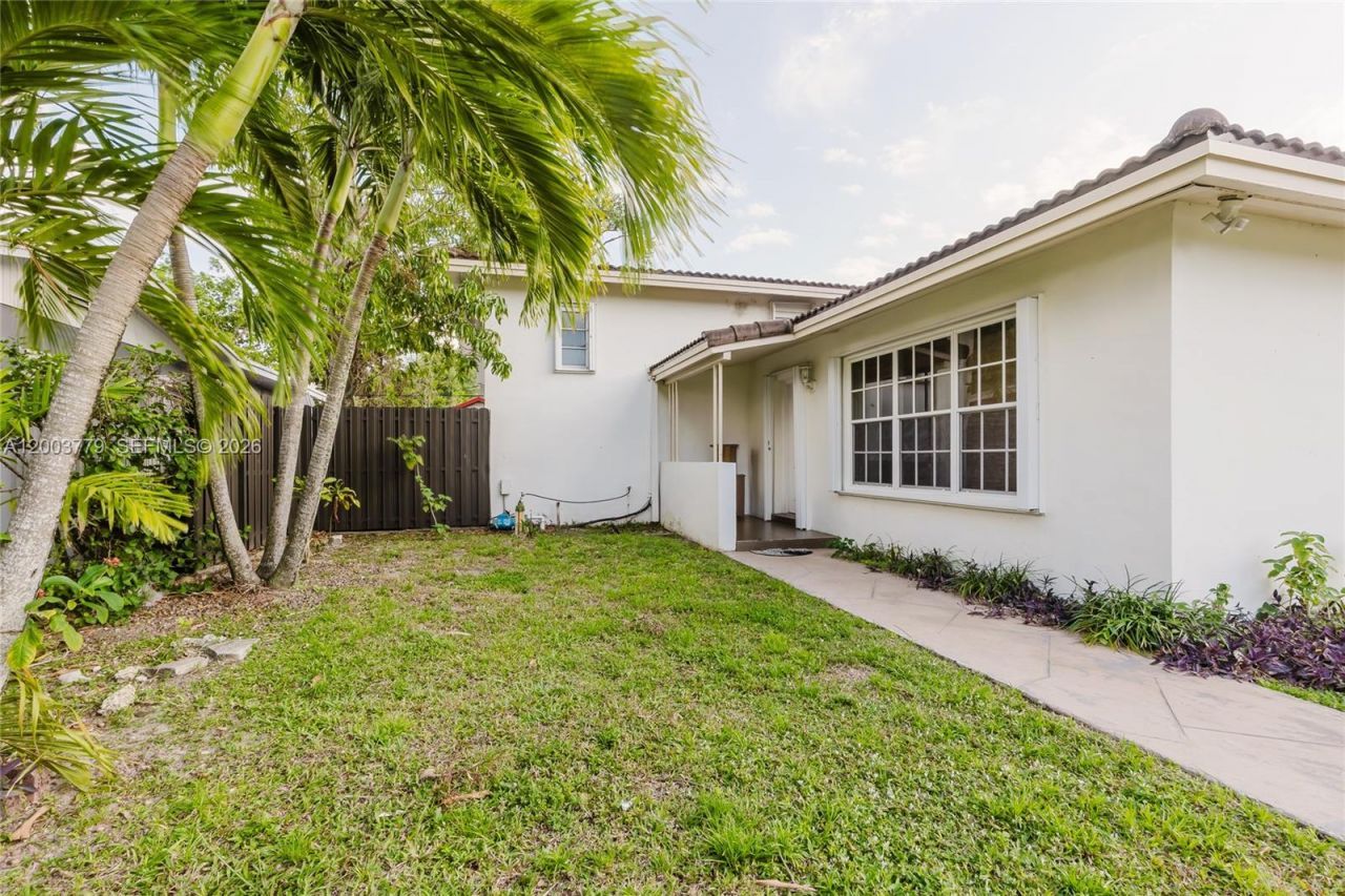 1300 NE 204th St, Miami, FL 33179 Photo