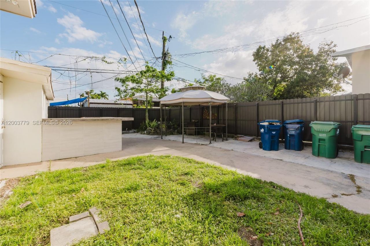 1300 NE 204th St, Miami, FL 33179 Photo