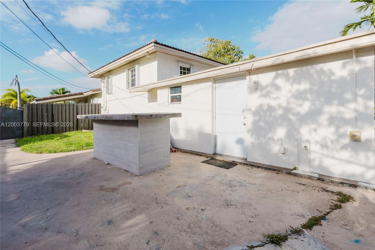1300 NE 204th St, Miami, FL 33179 Photo
