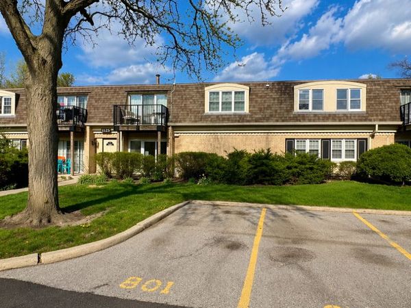 Unit 811, Wheeling, IL 60090