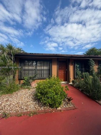 10331 Holly Ct , Pembroke Pines, FL 33026 Photo