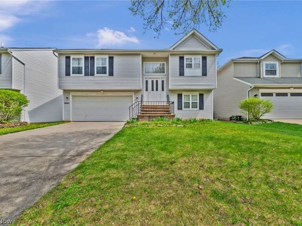 9561 Cyprus Lane , Olmsted Falls, OH 44138