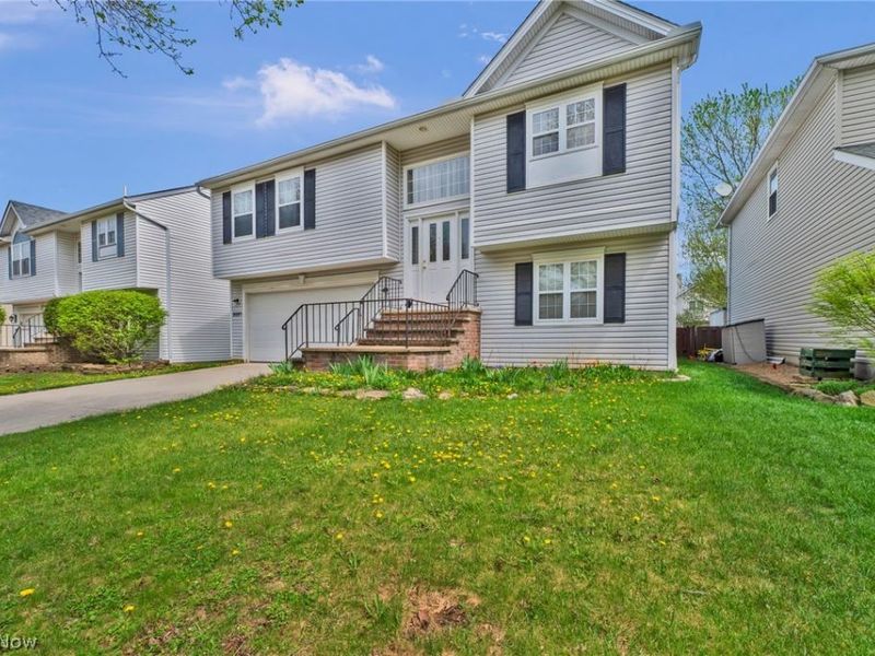 9561 Cyprus Lane, Olmsted Falls, OH 44138 Photo 2