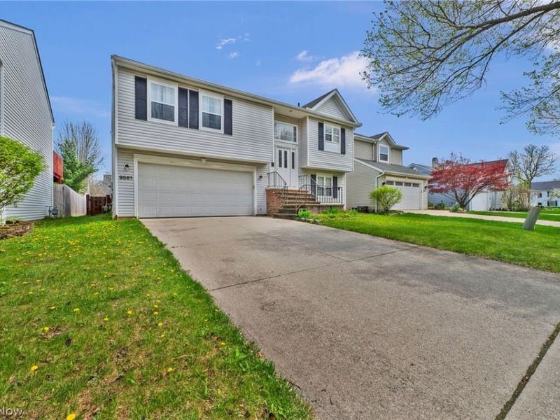 9561 Cyprus Lane, Olmsted Falls, OH 44138 Photo 3