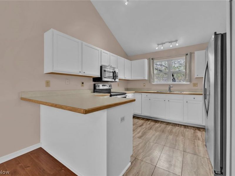 9561 Cyprus Lane, Olmsted Falls, OH 44138 Photo 8