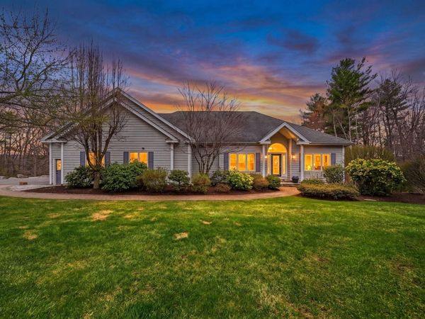 8 Ledgewood Drive, Londonderry, NH 03053