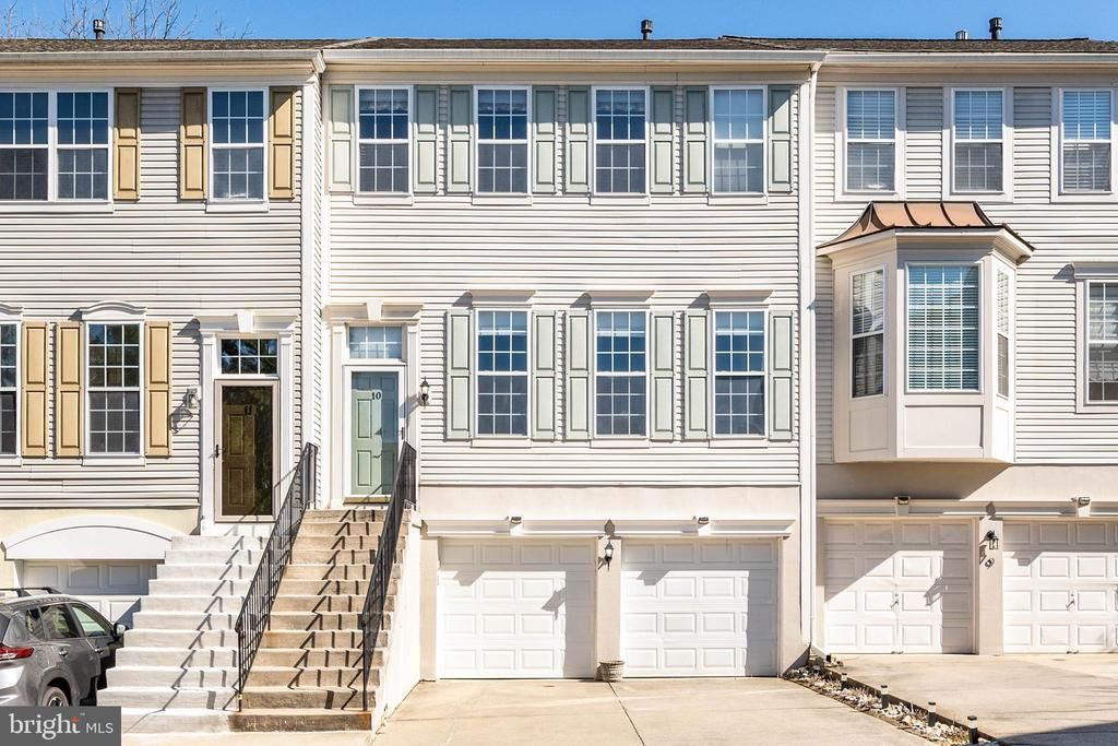 10 ALMOND COURT , LAFAYETTE HILL, PA 19444