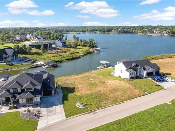 18 Checotah Bluffs Circle, Lake Winnebago, MO 64034