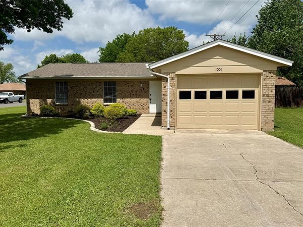1001 Parkwood Court , Gainesville, TX 76240