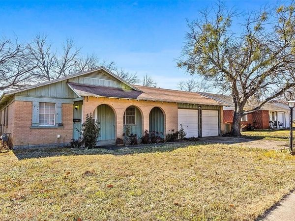 724 E Mustang Street , Crowley, TX 76036