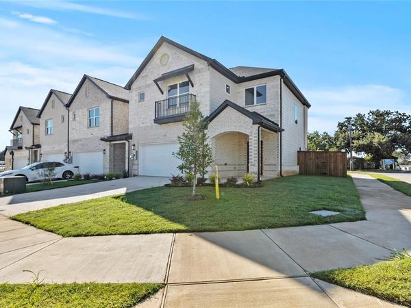 126 Homes Drive , Grand Prairie, TX 75050