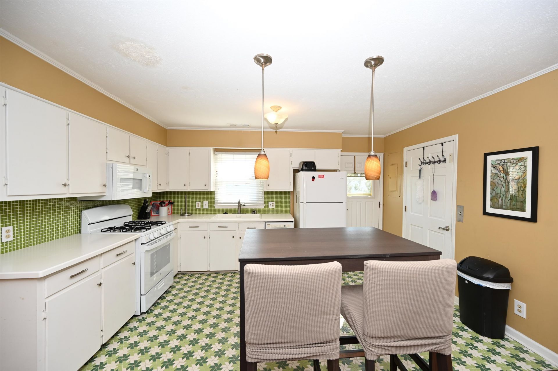 401 Oak Lake Circle  Photo 4