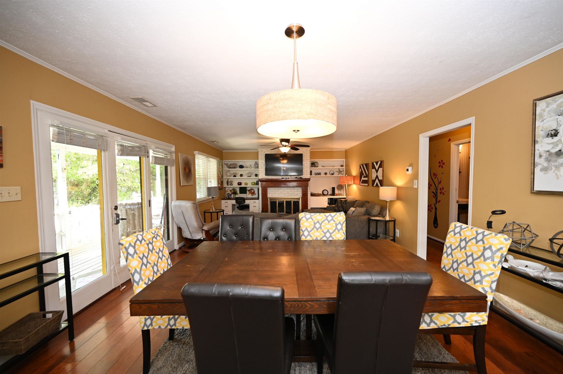 401 Oak Lake Circle  Photo 5