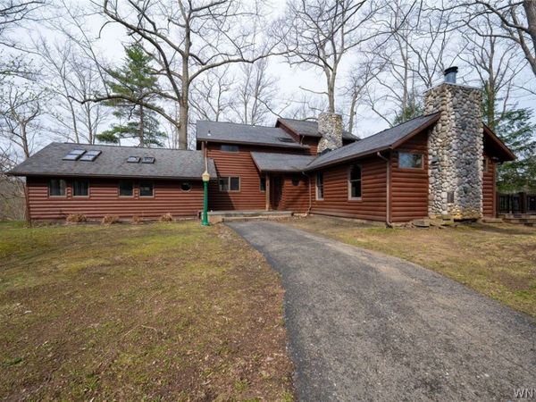 3752 Hampton Brook Drive , Hamburg, NY 14075