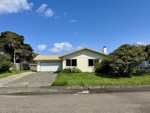 890 12TH SW ST, Bandon, OR 97411