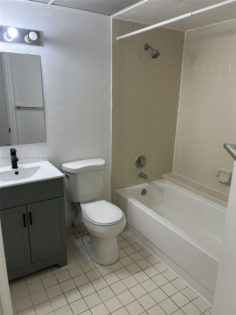 8290 Lake Dr, Unit 104, Doral, FL 33166 Photo