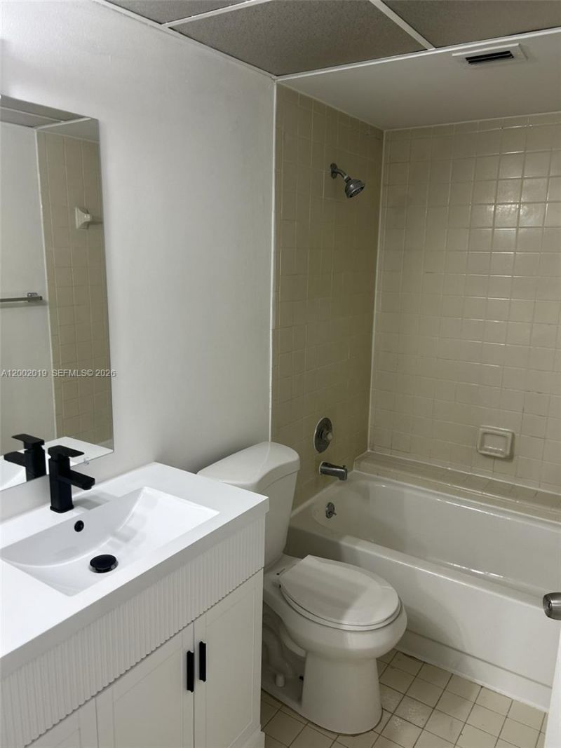 8290 Lake Dr, Unit 104, Doral, FL 33166 Photo