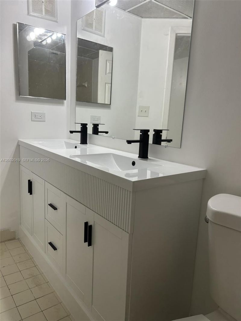 8290 Lake Dr, Unit 104, Doral, FL 33166 Photo