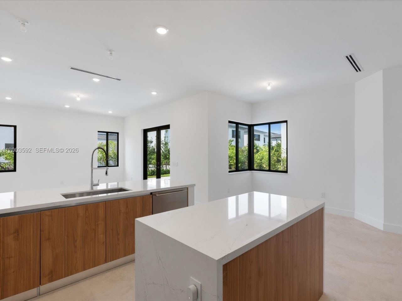 19602 NE 14 Ct, Miami, FL 33179 Photo