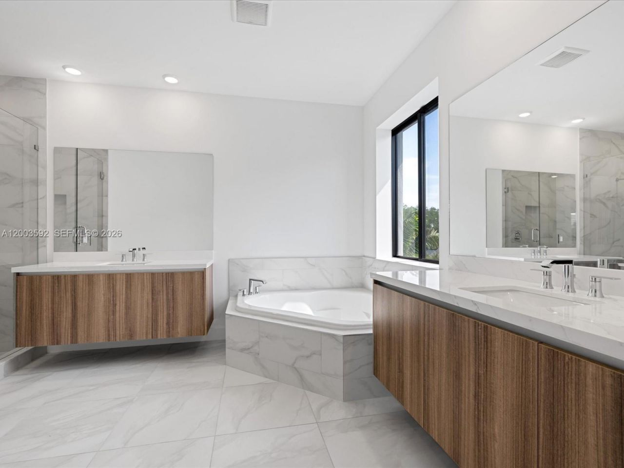 19602 NE 14 Ct, Miami, FL 33179 Photo