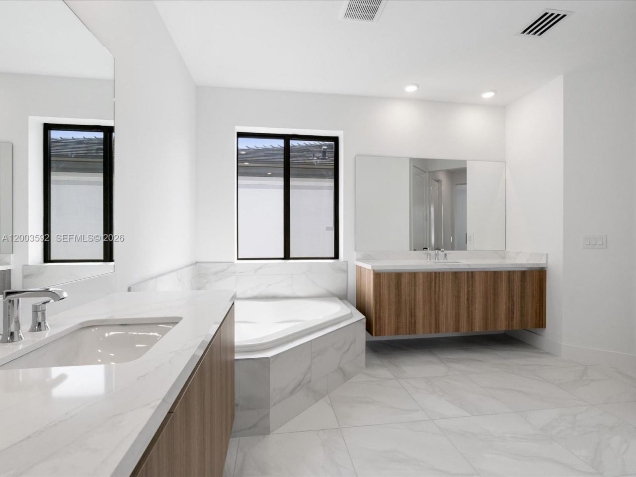 19602 NE 14 Ct, Miami, FL 33179 Photo
