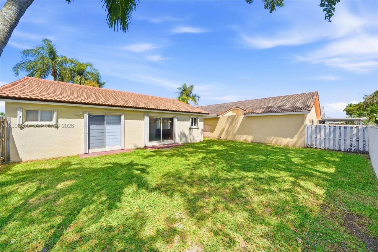 6136 NW 181st Terr Cir W, Hialeah, FL 33015 Photo