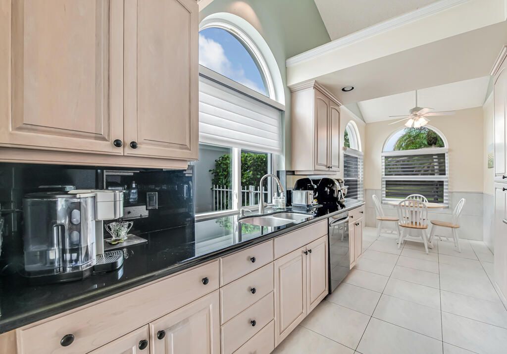 2390 Saratoga Bay Drive, West Palm Beach, FL 33409 Photo
