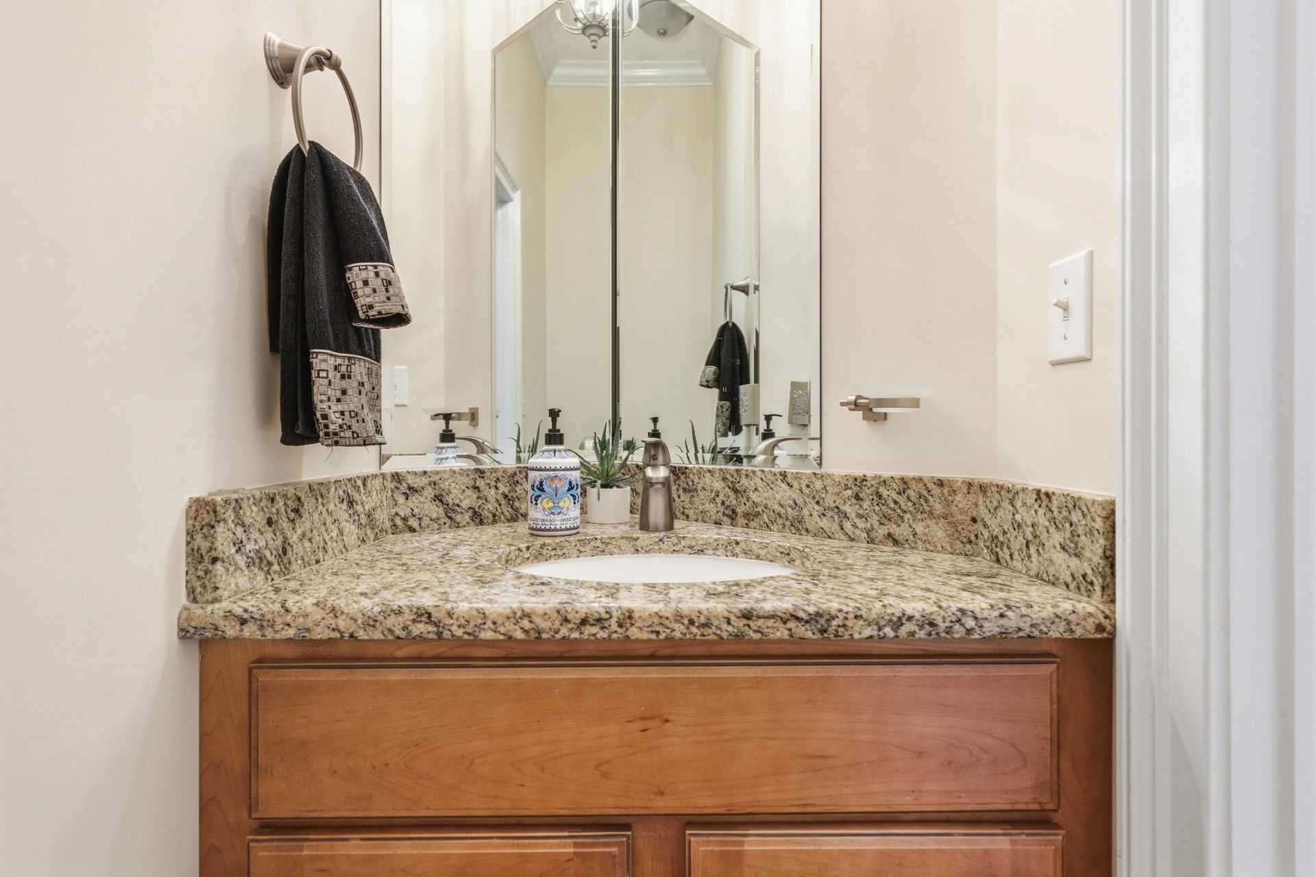 816 Waterton Ave. Photo 41