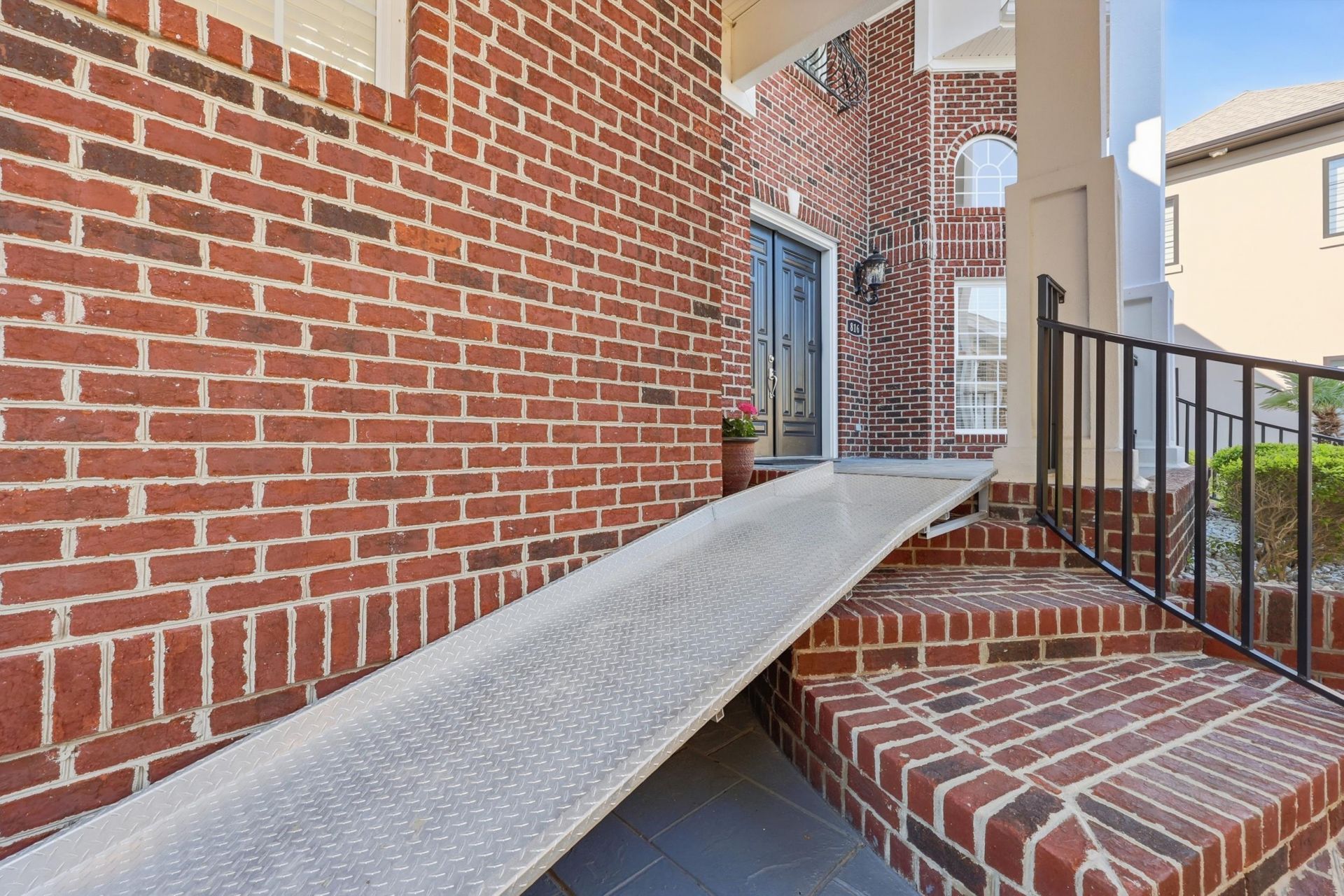 816 Waterton Ave. Photo 5