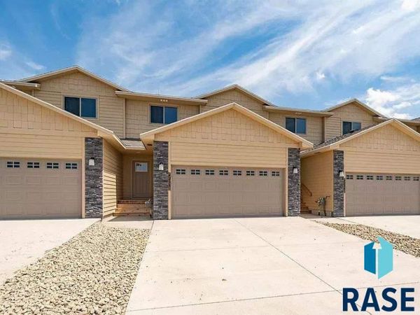 4233 Knob Hill Ct, Sioux Falls, SD 57107