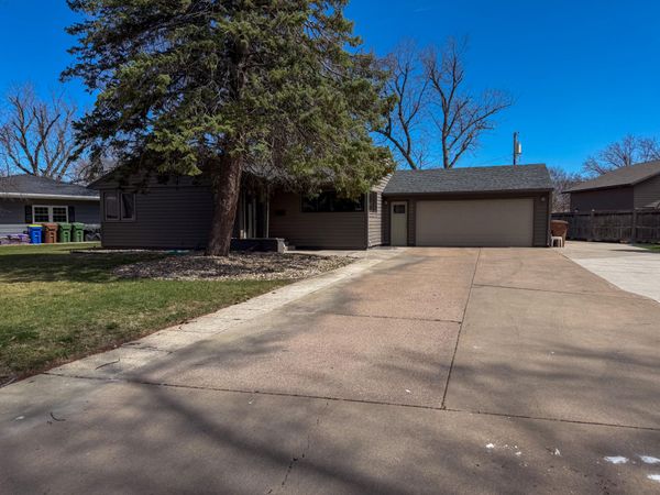 360 McClellan Dr, Huron, SD 57350