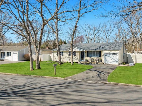 46 Serene Place , Hauppauge, NY 11788