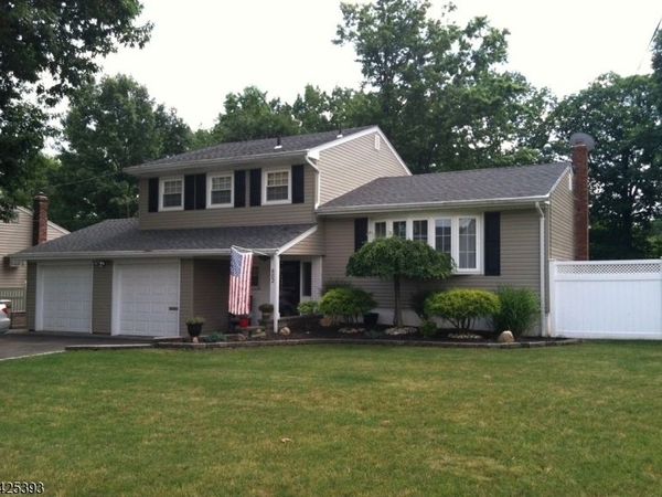 802 Riverbend Dr, Clark, NJ 07066