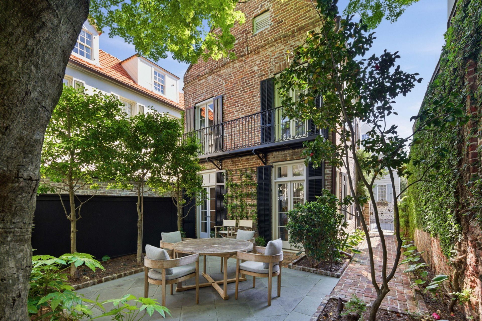 77 King Street Photo 58