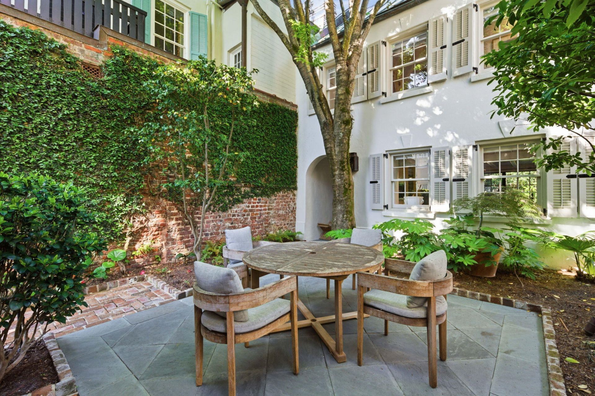 77 King Street Photo 6