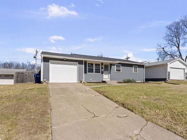 2310 W 38th Place , Davenport, IA 52806