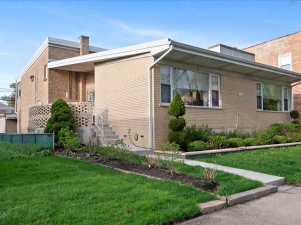 2732 W Estes Avenue , Chicago, IL 60645