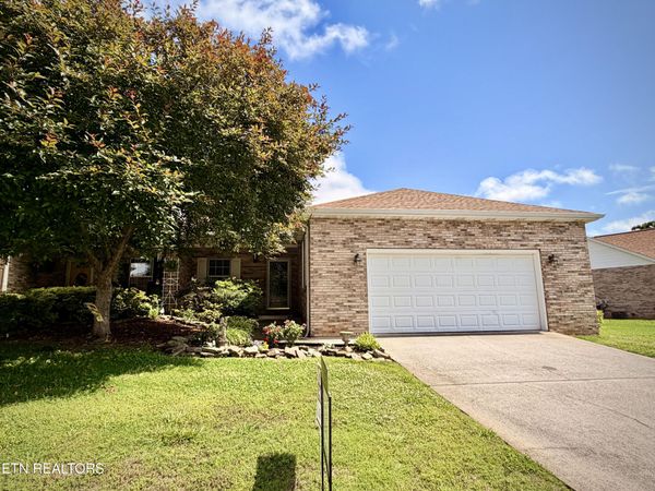 215 Royal Oaks Drive, Maryville, TN 37801
