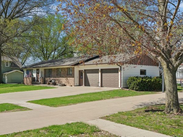 602 8th Avenue , Sully, IA 50251