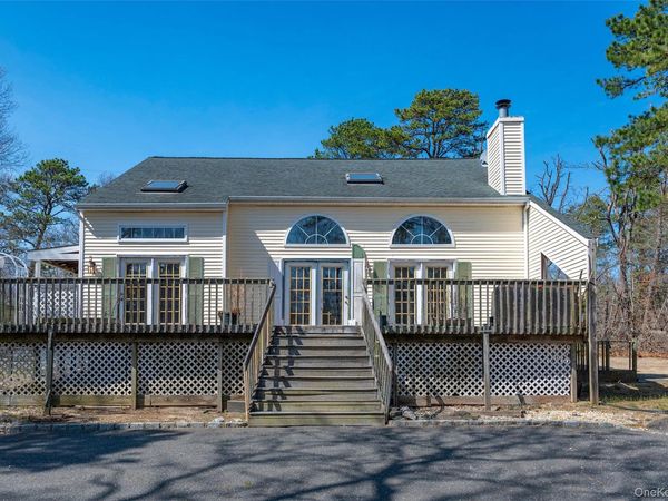 221 E Montauk Highway , Hampton Bays, NY 11946