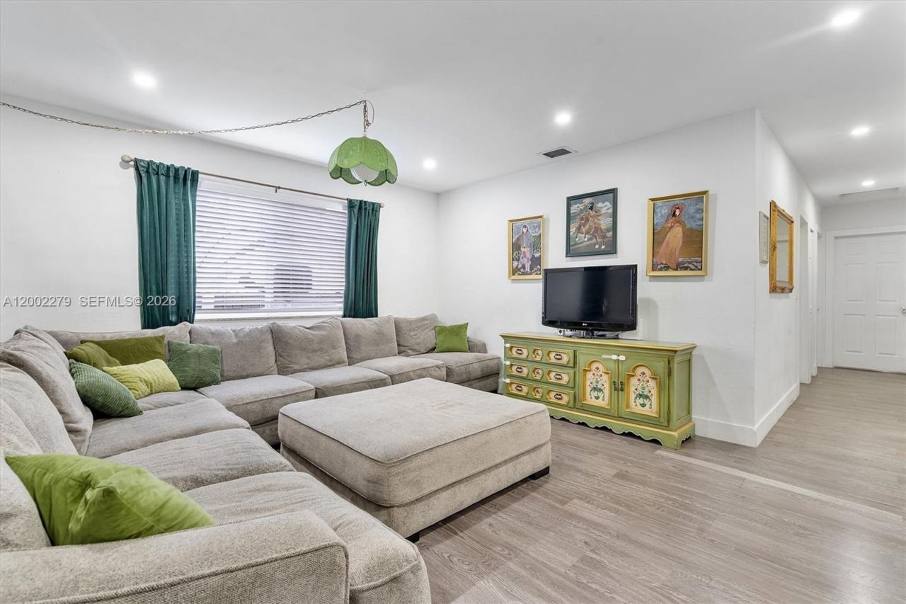 3249 NW 51st St, Miami, FL 33142 Photo