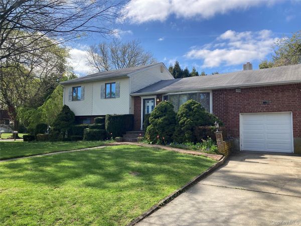 16 Upper Drive , Huntington, NY 11743